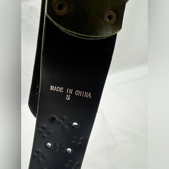 Vintage green leather belt and brass tone hammered like buckle - Picture 5 of 6